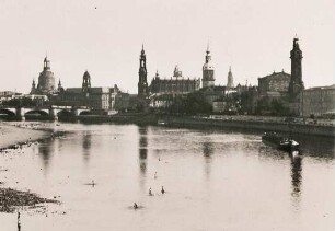 Dresden. Silhouette der Altstadt (Canaletto-Blick). Von links nach rechts: Frauenkirche, Ständehaus, Augustusbrücke, Katholische Hofkirche, Turm des Neuen Rathauses, Schloßturm, Turm der Kreuzkirche, Semperoper und Turm des Heizkraftwerkes. Im Vordergrund Badende