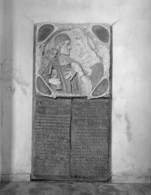 Grabstein des Pfarrers Nikolaus Degen (15.7.1648-1723) und seiner Frau Anna Maria, geborene Fuchs (4.4.1651-2.7.1703)
