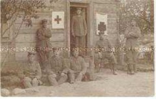 Soldaten vor einer Lazarettbaracke