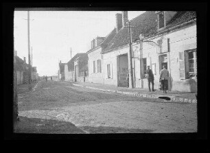 Berrieux (Dep. Aisne, Frankreich): unbefestigte Ortsstraße neben der "Abteilungs-Kanzlei"