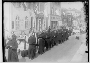 Fidelisfest in Sigmaringen 1934; Prozession in der Antonstraße, im Vordergrund Geistliche mit Fidelisreliquie; am linken Bildrand Cafe Stumpp, im Hintergrund Prinzenpalais