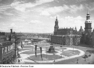 Dresden-Altstadt. Theaterplatz mit Reiterdenkmal König Johanns und nationalsozialistischem Fahnenschmuck. Blick von der Gemäldegalerie gegen Augustusbrücke, Hofkirche und Residenzschloss
