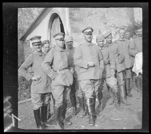 "Kolonnenoffiziere: In der Mitte Rittmeister Keim, Leutnant Schröter, ganz links Leutnant Keim" (Gruppenbild)