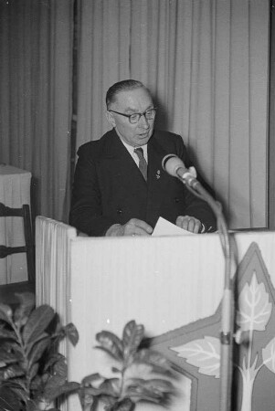 Kreisvorsitzender Gustav Hase am Rednerpult auf der Delegiertenversammlung des Domowina-Kreisverbandes Bautzen „Jan Arnošt Smoler“ : Župan Gusta Haza rěči na delegatnej zhromadźiznje Domowinskeje župy Budyšin „Jan Arnošt Smoler“ w Budyšinje : Bautzen / Budyšin