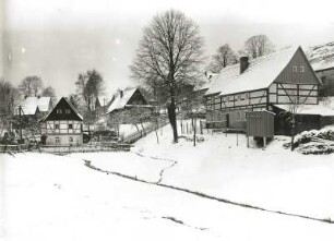 Elbsandsteingebirge. Hintere Sächsische Schweiz. Winterliches Dorf am Rande der Sächsischen Schweiz. Vermutlich Hinterhermsorf oder Saupsdorf