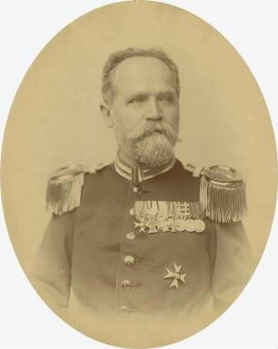 Dr. Benjamin von Graeter, Generalarzt in Uniform mit Orden, Brustbild in Halbprofil