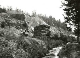 Westerzgebirge. Greifensteingebiet. Greifenbachtal mit Ruinen der Grube Gahrisch am Röhrgraben nördlich Geyer