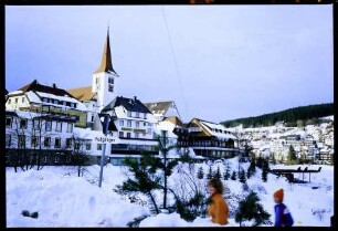 Schonach: Ortsbild mit Kirche, Vordergrund Weihnachtsmarkt