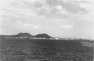 Panorama : Küstenlinie von Assab, mit Hafen und Vulkanfeld
