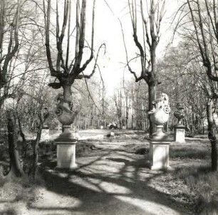 Altdöbern. Schloßpark (um 1750/55; C. H. v. Heinecken, Sparing; 1881/98; E. Petzold). Blick nach Ost auf Wasserparterre, davor Sandsteinvasen (E. 19. Jh.?)