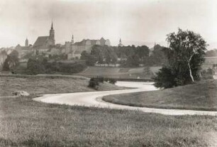 Bautzen. Stadtansicht mit Reichenturm, Dom, Rathausturm, Ortenburg und Lauenturm. Blick von Nordwest (von der Autobahnabfahrt)