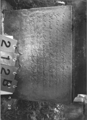 Grabstein 212 (Index: 99787390) Material: Sandstein Zustand: zerbrochen und repariert, stark verwittert mit größerem Textverlust Maße HxBxT: 150x57x17 cm Symbolik: florale Motive: Grabstein 212B (Nachholaufnahme)