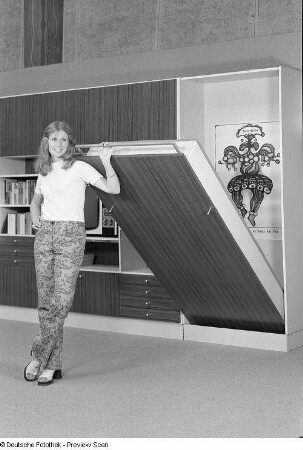 Werbefoto für eine in Bützow montierte Anbauwand mit integrierter Liege (1972)