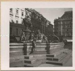 Wien, Neuer Markt, ehemaliger Mehlmarkt mit Providentiabrunnen, die Brunnenfiguren sind Bronzenachgüsse der Bleifiguren von Georg Raphael Donner.