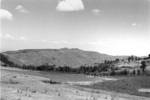 Kulturlandschaft nahe der Stadt Gamo (Äthiopienreise 1937/1938 - 3. Fahrt: von Addis Abeba nach Mogadischu und zurück)