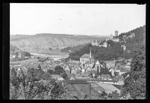 Blick aus Richtung Mittlere Flur auf Altstadt mit Burg mainaufwärts, Baumschule Scheurich und unbebaute Grundstücke