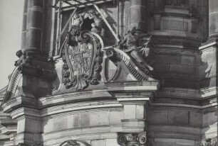 Poln.-Sächsisches Wappen mit Glauben (Fides, links) und Gerechtigkeit (Justitia, rechts)