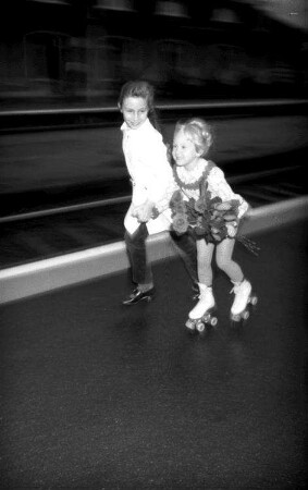 Freiburg: Hauptbahnhof; Rollschuhjugend in Erwartung des Weltmeisters; Michael Obrecht (Weltmeister 1971), Markus Gallmann (3. in Barcelona), Myrtil Haefs und Reinhard Strate (Tanzpaar, Bronzemedaille)