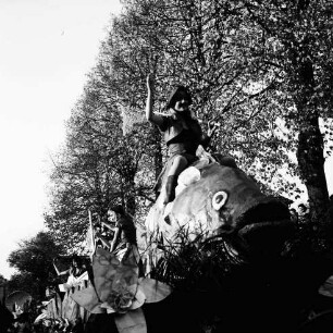 Karpfenfest: Umzug: Festwagen, Fischerin reitet auf Riesenkarpfen, Fischerinnen in Boot: dahinter Bäume, 13. Oktober 1957