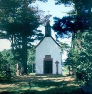 Wiesen. Alte Kapelle oberhalb des Ortes