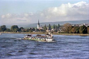 Rheinfahrt: Schlepper stromaufwärts, Hintergrund Kirche