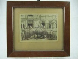 Foto, gerahmt: Belegschaft der Firma August Stukenbrok, um 1900