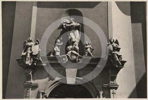 Portalbekrönung an der Marienkirche Hirschberg mit Figurengruppe