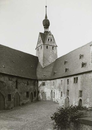 Schloss Rochsburg, Wirtschaftshof und Pulverturm