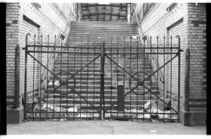 Kleinbildnegative: Gesperrter Aufgang, Wilhelm-Hauff-Str. 9, 1982