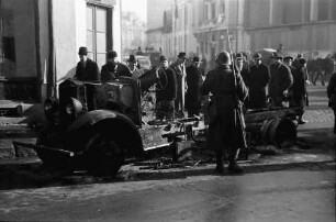 Bukarest: Calea Victoriei: Ausgebranntes Militärauto