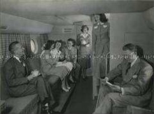 Getränkelounge im Unterdeck des Flugzeugtyps "Clipper" der amerikanischen Fluggesellschaft PanAm