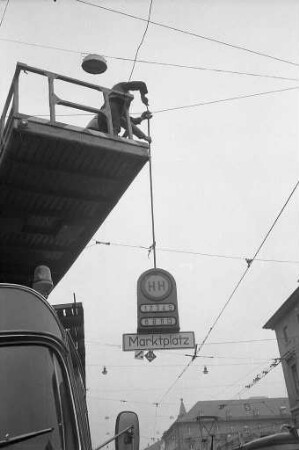 Kennzeichnung der Straßenbahnhaltestellen im Stadtgebiet mit Namensschildern