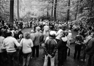 Männergesangverein "Arion" von 1890 e. V.: Weizenkoppel: Waldfest: in der Mitte Chor beim Gesangsvortrag: vorn und hinten Zuhörer: Wald