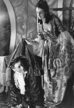 Hamburg. Die Schauspieler Jutta von Oppermann und Willy Maertens (1893-1967) während einer Aufführung der Komödie "Tartüff" im Thalia-Theater 1946