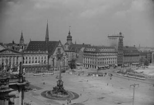 Augustusplatz. Universität, Mendebrunnen, Paulinerkirche, Nikolaikirche und Krochhochhaus (von links nach rechts)