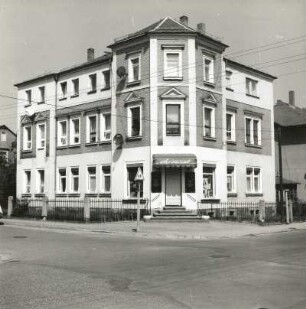 Cossebaude, Schulstraße 3. Wohnhaus mit Laden (1886/1900). Eckansicht mit Fassade August-Bebel-Straße