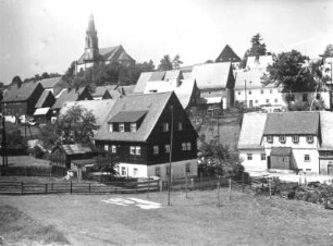 Altenberg : Altenberg, Bachstraße. Blick über das Rote Wasser (Tiefenbach) nach Nordwest zur Kirche