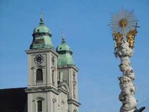 Linz - Dreifaltigkeitssäule und Jesuitenkirche : Die Dreifaltigkeitssäule und die Türme der Jesuitenkirche am Hauptplatz. Aufgenommen am 17. Juni 2011 in Linz
