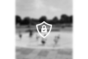 Freibad: Reeshoop: Planschbecken mit spielenden Kindern, mit Ball, Schwimmreifen, Gießkanne, Erwachsener: Springbrunnen: Bank, Papierkorb: hinten Nichtschwimmerbecken mit Rutsche: Liegewiese: hinten Mitte Filterhaus