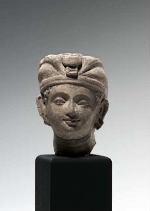 Kopf einer männlichen Beifigur mit Turban
