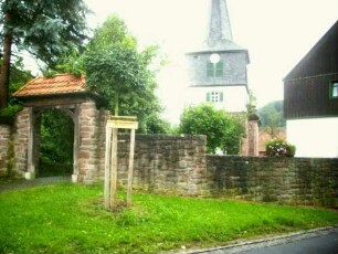 Ansicht von Osten mit Kirche über Kirchhofmauer (Wehrgang im 18 Jhd abgetragen) sowie Rest des einstigen Kammertors