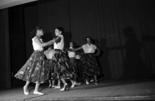 Freiburg: Kolpinghaus; Sommerfest der Städtischen Frauenfachschule, Tanzgruppe