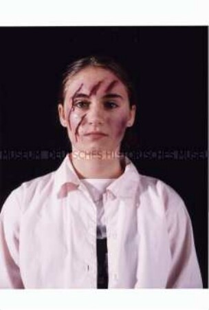 Junge Frau mit geschminkten Verletzungen im Gesicht (Zusätzlich eingereichtes Foto zum Sonderthema: Ein Bild von mir - Selbstporträts und Selbstdarstellungen)
