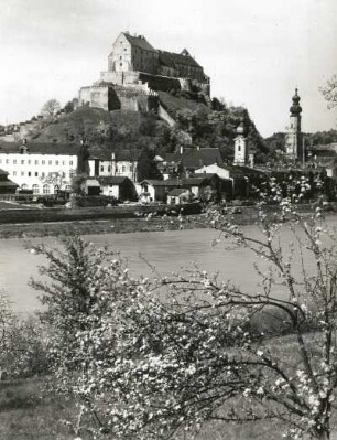 Burghausen. Blick vom österreichischen Ufer über die Salzach gegen die Altstadt und die Burg