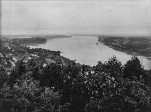 Der Niagara River : Flusslauf des Niagara River, links am Ufer eine Stadt