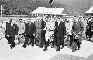Freiburg: Sportstadion; gehende Gruppe
