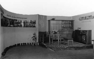 Sonthofen (Kreis Oberallgäu). Ausstellungsfläche bei "Möbel-Müller". Ansicht mit Wohnzimmermöbeln