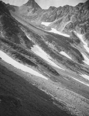 Moränrn am Mount Yari (Yari-ga-take) : Landschaftsausschnitt mit Blick zum Gipfel