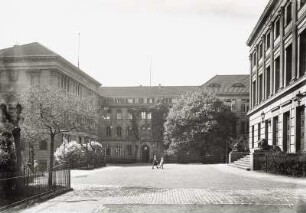Halle, Universitätsforum : Halle. Universitätsforum. Melanchthonianum und Hauptgebäude. Ansicht über den Vorplatz