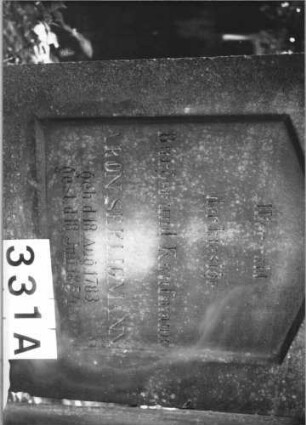 Grabstein 331 (Index: 99629836) Material: Sandstein Zustand: verwittert, gebrochen Maße HxBxT: 165x59x24 cm Beschreibung: Stele auf Sockel mit Giebel + Mittelakroter, rechteckiges Schriftfeld eingetieft Symbolik: Blüte am Giebel, Mittelakroter: Grabstein 331A